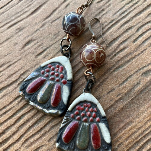 Boucles pendantes ethniques en perle sculptée tibétaine et céramique émaillée