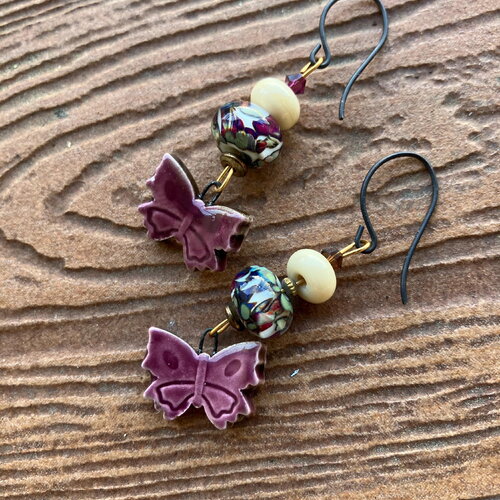 Boucles papillon en porcelaine émaillée et verre filé au chalumeau