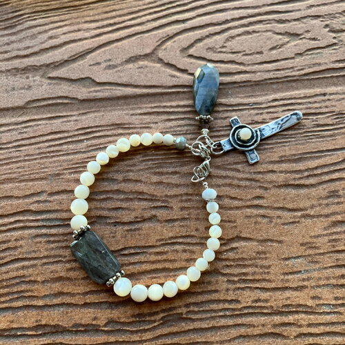 Bracelet, bracelet chic minimaliste, semi precieuses, bracelet nacre naturelle, labradorite, bracelet chic, fête des meres