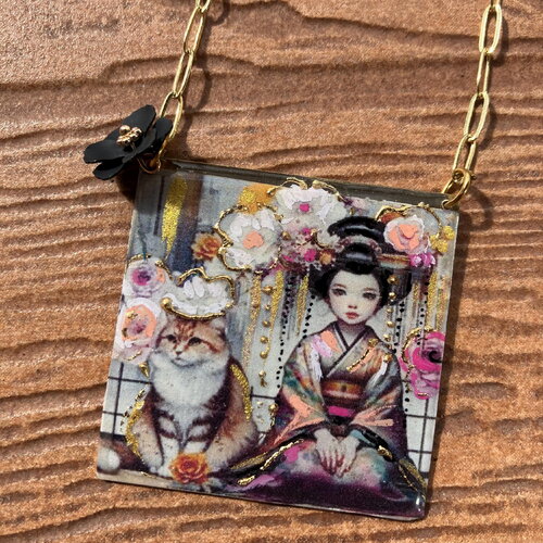 Sautoir en plaqué or et pendentif japonisant artistique geisha peinte avec son chat