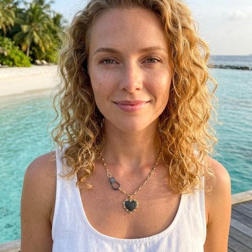 Collier court plaqué or 18 carats avec son pendentif cœur en plaqué or et cz pavé circons noirs