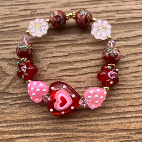 Collection saint valentin - bracelet cœur rose et rouge en verre, verre filé au chalumeau, tensha japonaises et plaqué or
