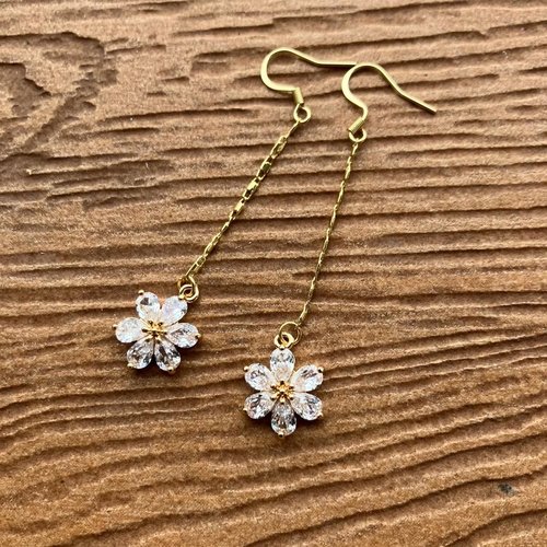 Boucles pendantes modernes en plaqué or et charms en cristal et aurifie