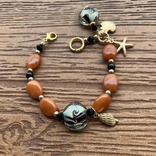 Bracelet original couleur miel au verre filé au chalumeau, semi précieuse jade miel et onyx et ses charms en alliage de zinc plaqué or