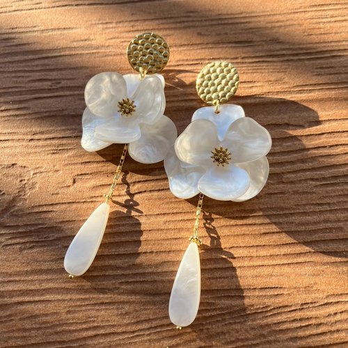 Longues boucles clip fleur romantiques en résine epoxy, plaqué or, laiton doré à l or fin et gouttes nacre naturel
