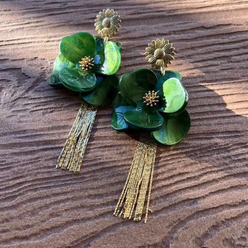 Boucles pendantes fleur vertes en résine, acier inoxydable et plaqué or