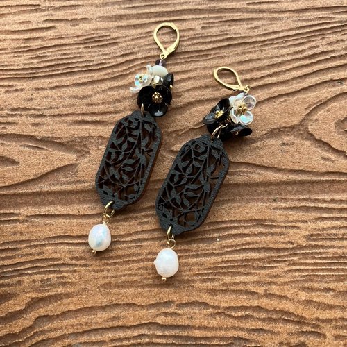 Boucles bohème japonisantes noir et blanche en bois sculpté, perle naturelle d eau douce, nacre et améthyste