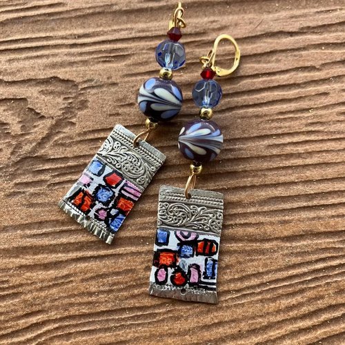 Boucles originales en laiton peint, verre filé au chalumeau et cristal swarovski