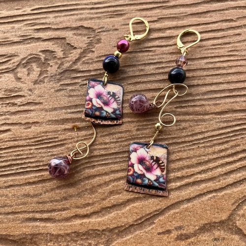 Boucles dépareillées florales artistiques en cuivre émaillé d art, verre filé d art, semi précieuse lapis lazuli