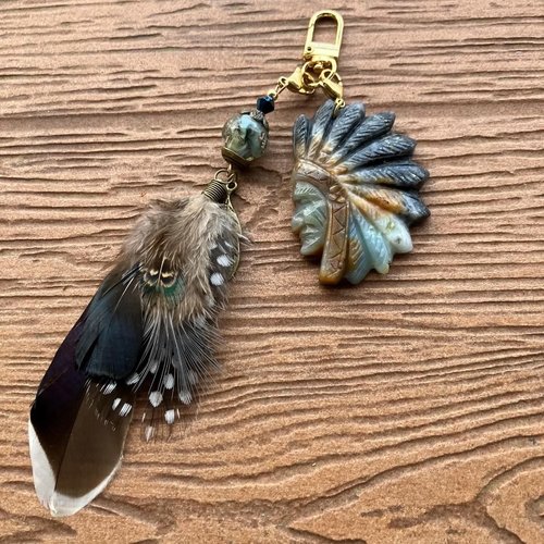 Bijou de sac de luxe pierre semi précieuse sculptée, verre filé d art et plume naturelle