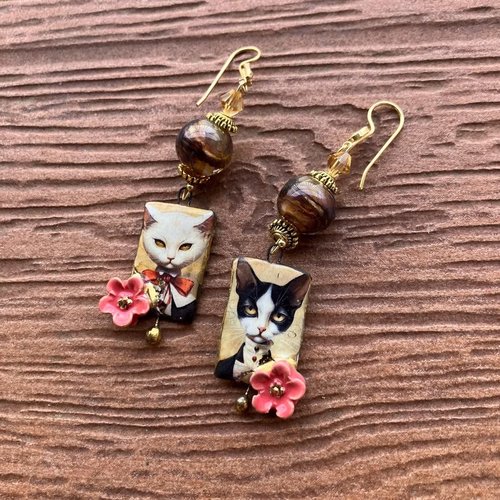 Boucles art deco chat en céramique d art et verre filé au chalumeau couleurs crème et marron