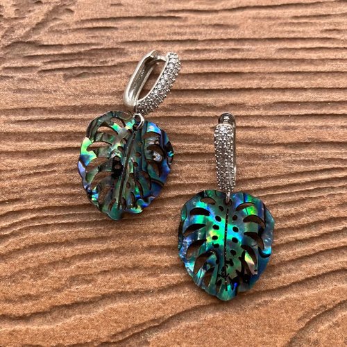 Boucles feuille originales en ormeau, résine et plaque argent 24 carats avec strass