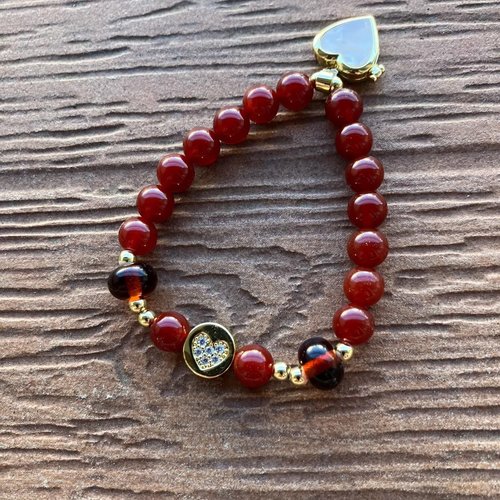 Bracelet chic cœur en semi précieuse agate rouge et ses charms cœur en aurifie et nacre