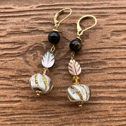 Boucles rétro chic en plaqué or, verre file d art, nacre naturelle et semi précieuse jade mashan noir or