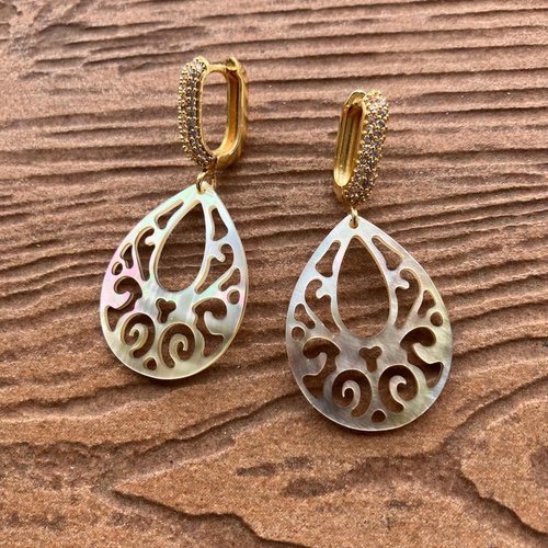 Boucles feuille sculptée en nacre beige noire de tahiti et plaqué or 24 carats