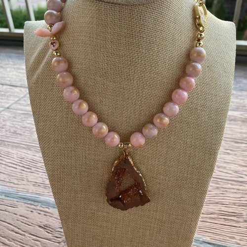 Collier ras de cou jade rose poudre or, plaqué or avec son pendentif en agate druzy
