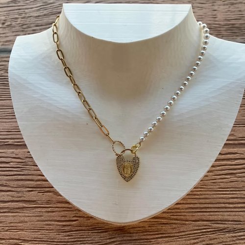 Collier ras de cou en laiton, nacre swarovski et cadenas religieux en plaqué or 18 carats avec zircons