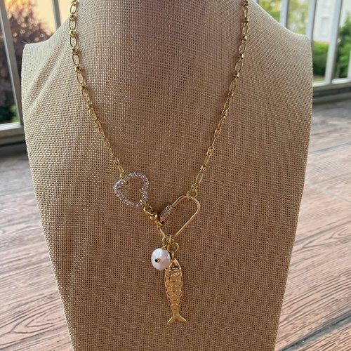 Collier moderne asymétrique en plaqué or 18 carats avec son pendentif poisson ajouré et sa perle de culture