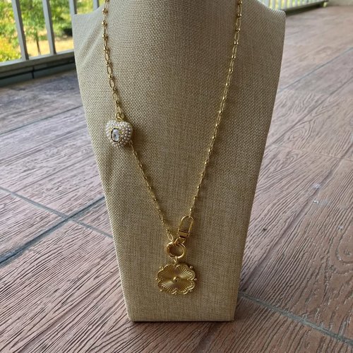 Sautoir moderne chaine en plaqué or 18 carats et ses pendentifs fleur et cœur