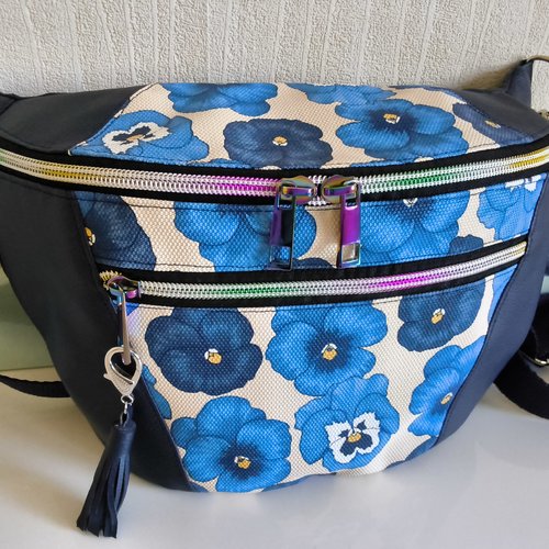 Sac banane fleurs bleu.