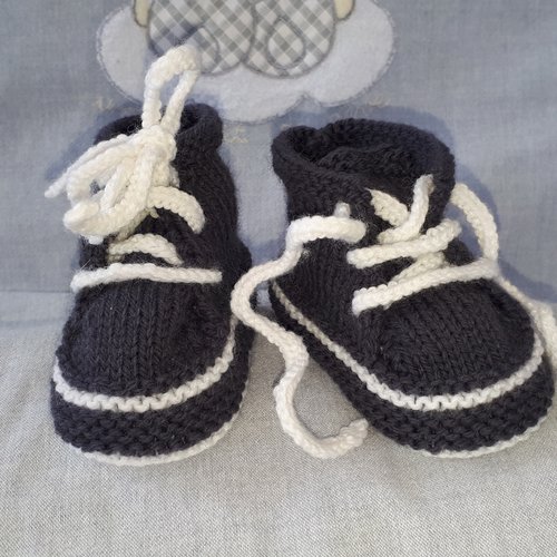 Chaussons à lacets en laine bébé 0-3 mois - couleur gris souris - tricot fait main - cadeau naissance