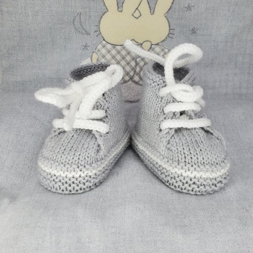 Chaussons baskets gris givre, laine layette, tricot fait main, bébé de 0 à 6 mois