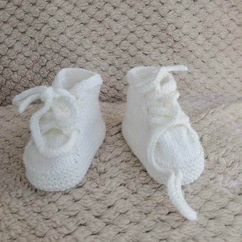 Chaussons baskets blanche en laine spéciale layette et tricotée à la main, taille 0-3 mois