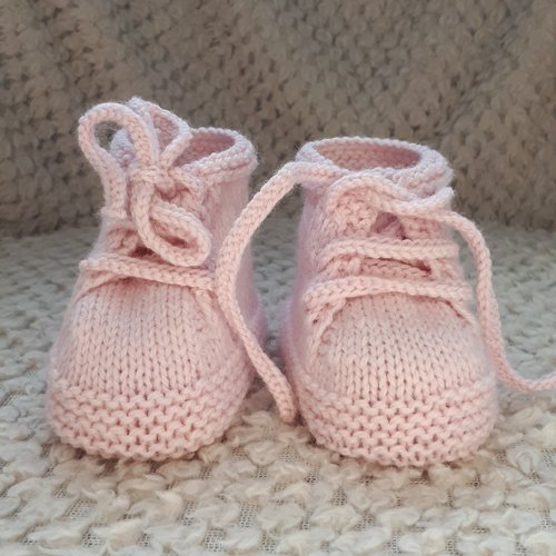 Chaussons baskets rose églantine tricotés à la main en laine pour bébé - 0/3 mois