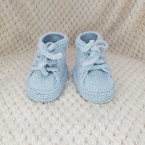 Chaussons baskets bleu tricotés à la main en laine pour bébé - 0/3 mois