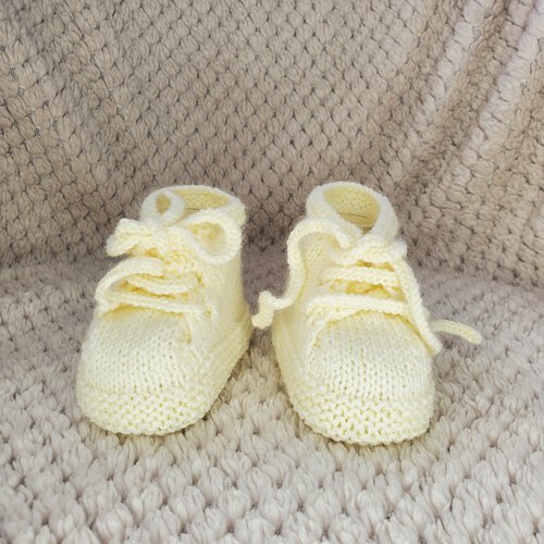 Chaussons baskets beige écru tricotés à la main en laine pour bébé - 0/3 mois