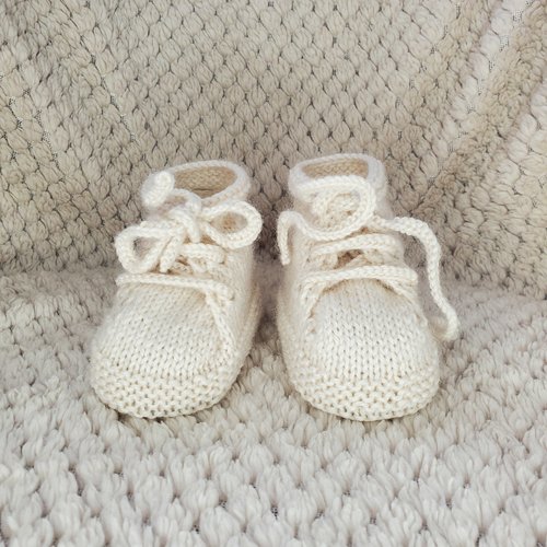 Chaussons baskets beige crème tricotés à la main en laine pour bébé - 0/3 mois