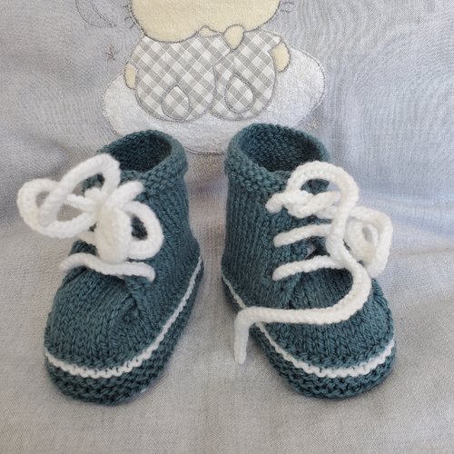 Chaussons baskets bleu/vert paon tricotés à la main en laine pour bébé - 0/3 mois