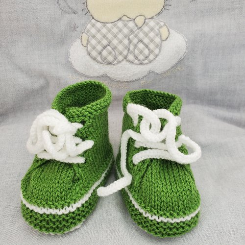 Chaussons baskets vert gazon tricotés à la main en laine pour bébé - 0/3 mois