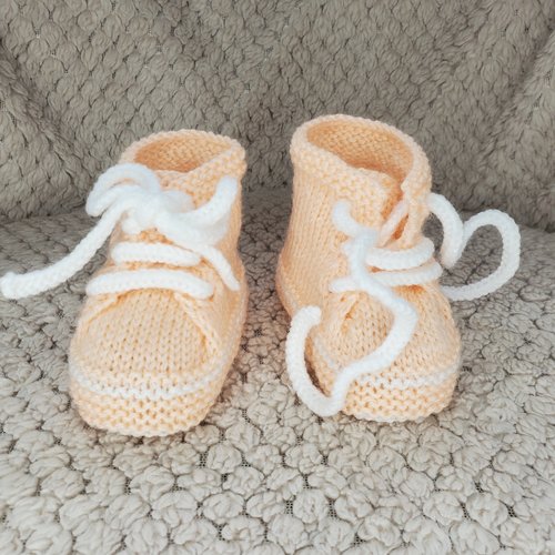 Chaussons baskets abricot tricotés à la main en laine pour bébé - 0/3 mois