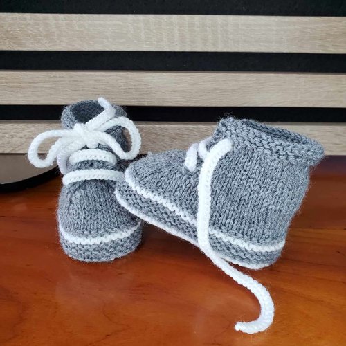 Chaussons baskets gris flanelle tricotés à la main en laine pour bébé - 0/3 mois