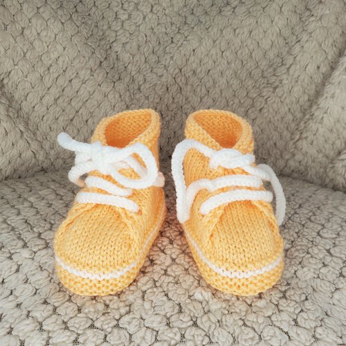 Chaussons baskets orange melon tricotés à la main en laine pour bébé - 0/3 mois