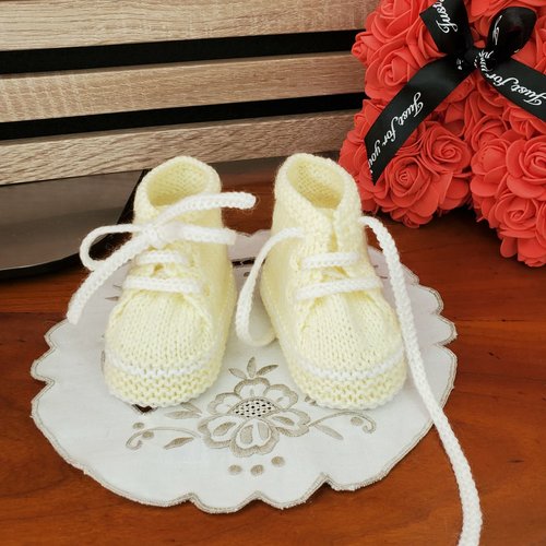 Chaussons baskets jaune poussin tricotés à la main en laine pour bébé