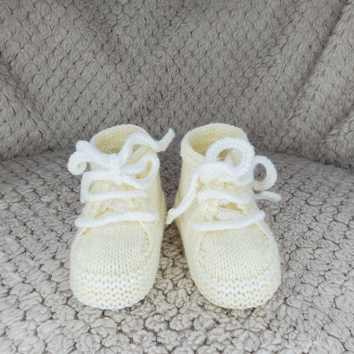 Chaussons baskets jaune poussin tricotés à la main en laine pour bébé