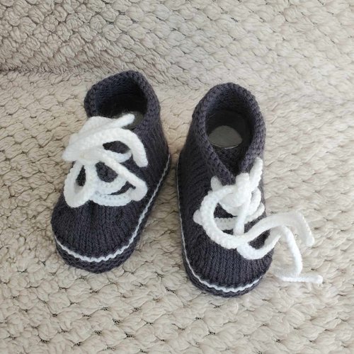 Chaussons baskets gris souris tricotés à la main en laine pour bébé - 0/3 mois