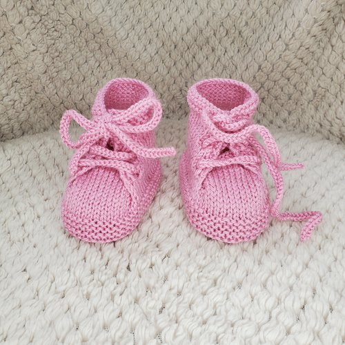 Chaussons baskets rose framboise tricot fait main en laine layette pour bébé de la naissance à 3 mois