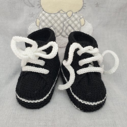Chaussons baskets noir tricotés à la main en laine pour bébé - 0/3 mois