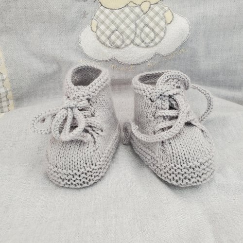Chaussons baskets gris givre tricotés à la main en laine pour bébé - 0/3 mois