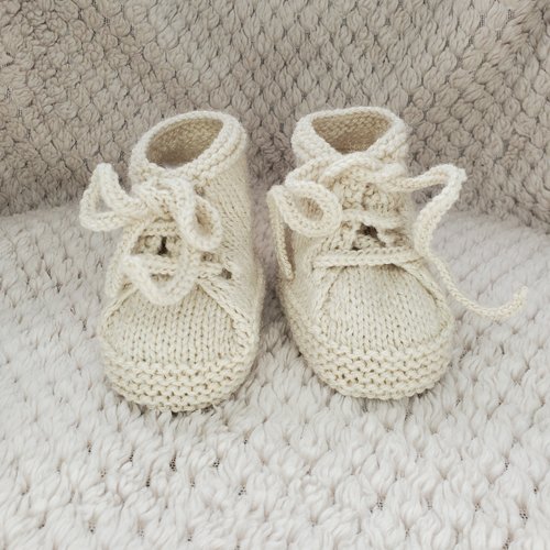 Chaussons baskets beige grège tricotés à la main en laine pour bébé - 0/3 mois