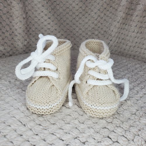 Chaussons baskets beige grège, laine layette, tricot fait main, bébé de 0 à 6 mois