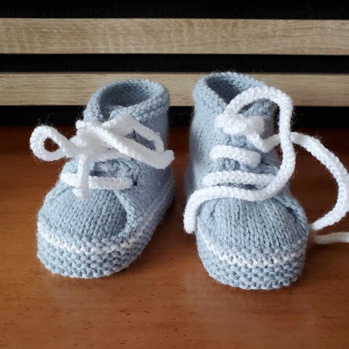 Chaussons baskets bleu azur, laine layette, tricot fait main, bébé de 0 à 6 mois