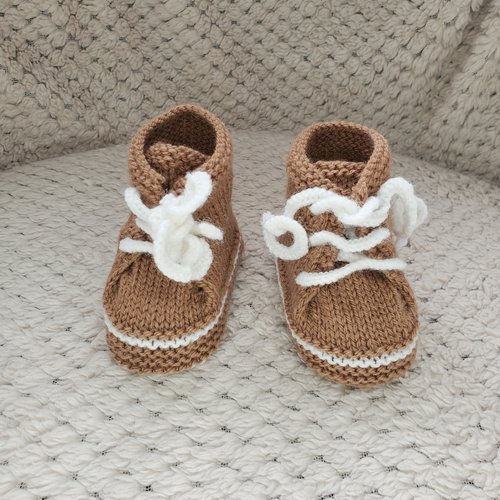 Chaussons baskets marron cappuccino, laine layette, tricot fait main, bébé de 0 à 6 mois