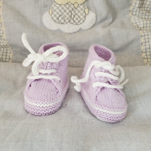 Chaussons baskets rose parme, laine layette, tricot fait main, bébé de 0 à 6 mois