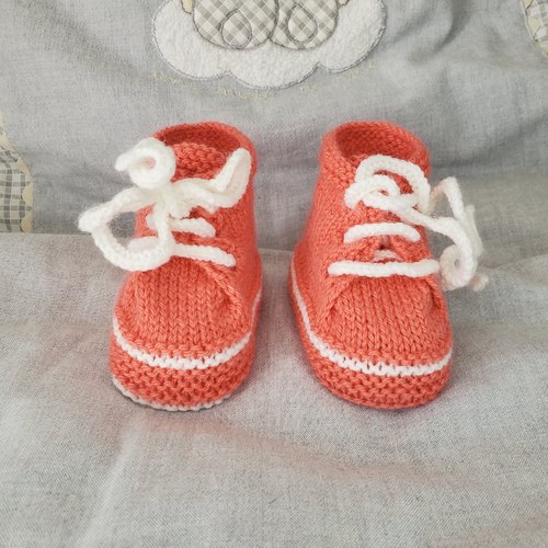 Chaussons baskets rose oeillet, laine layette, tricot fait main, bébé de 0 à 3 mois