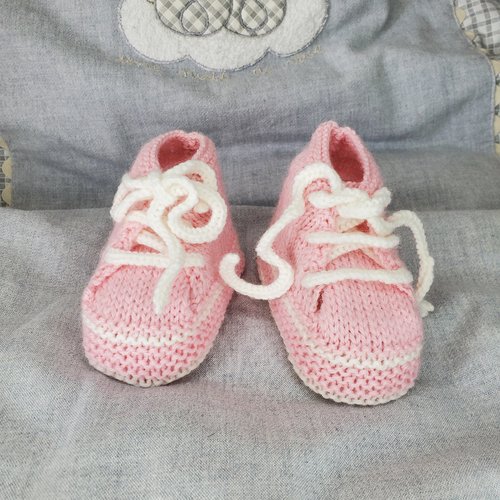 Chaussons baskets rose, laine layette, tricot fait main, bébé de 0 à 6 mois