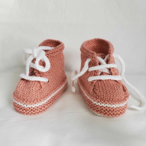 Chaussons baskets rose des sables, laine layette, tricot fait main, bébé de 0 à 3 mois